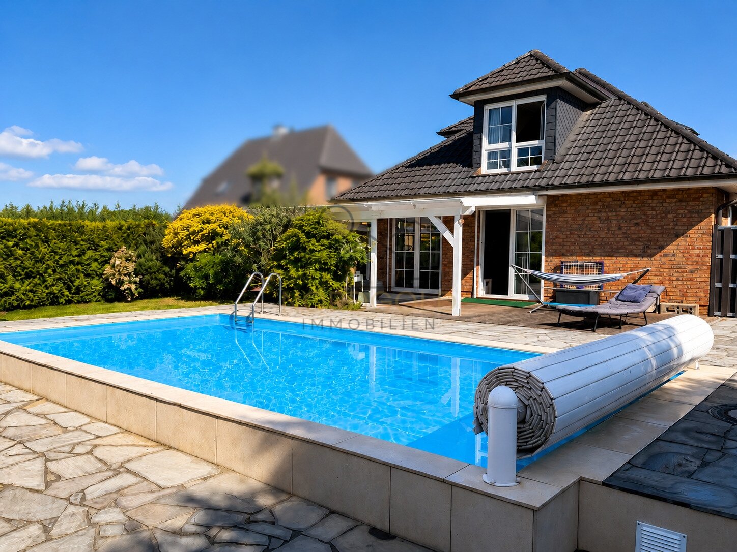 Familientraum mit eigenem Pool und Weitblick – Modernes Wohnen in ruhiger Lage Familientraum mit eigenem Pool und Weitblick – Modernes Wohnen in ruhiger Lage